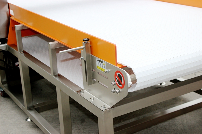 1706585637979805.jpg 016-2600-11030-800-100-380V-右進左出-配穩(wěn)壓器-板鏈式報警停機金檢機1.jpg