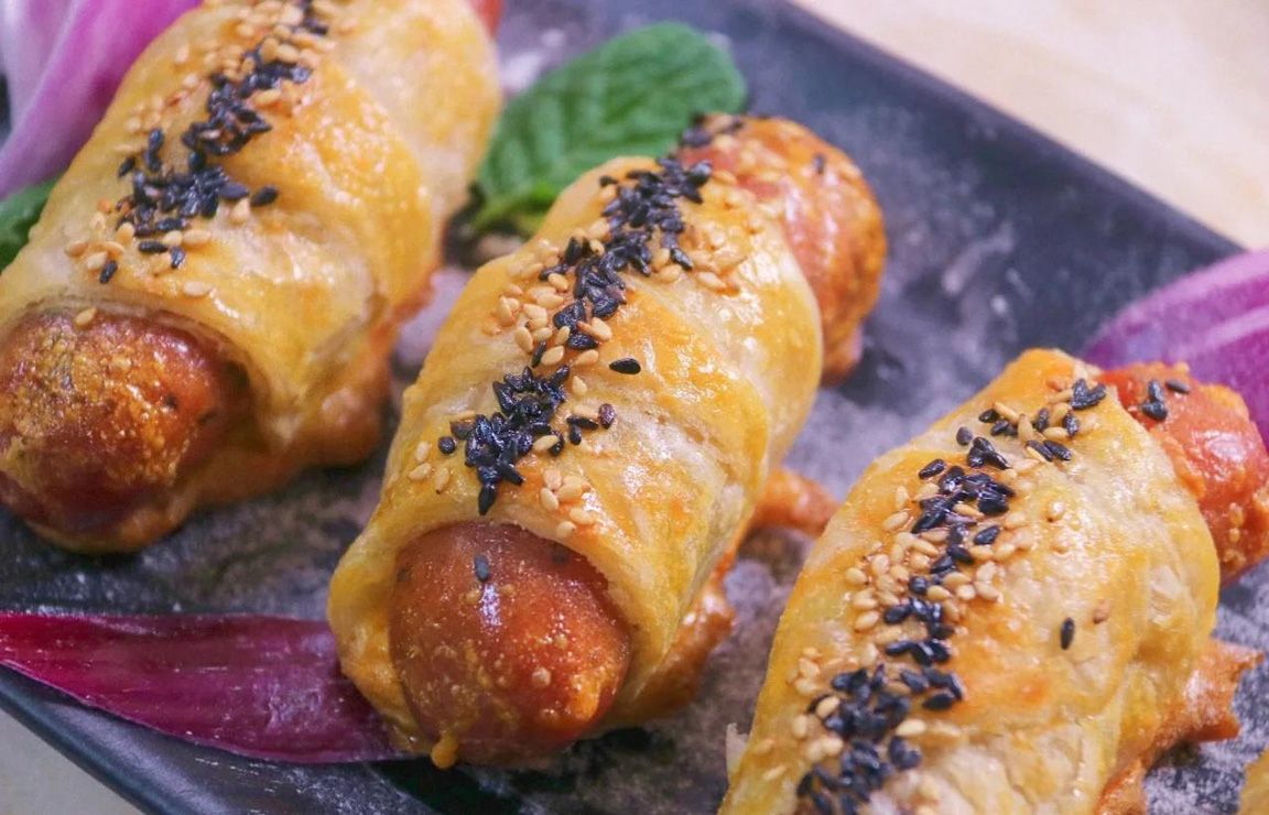 1761985443195944.jpg 酥皮烤腸卷01.jpg